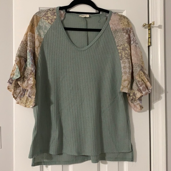 1 4 3 Story Top with Gorgeous Sleeves - Picture 1 of 3
